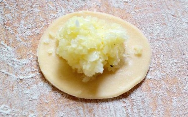 Пельмені без м'яса - це можливо! Як приготувати смакоту з картоплею та салом